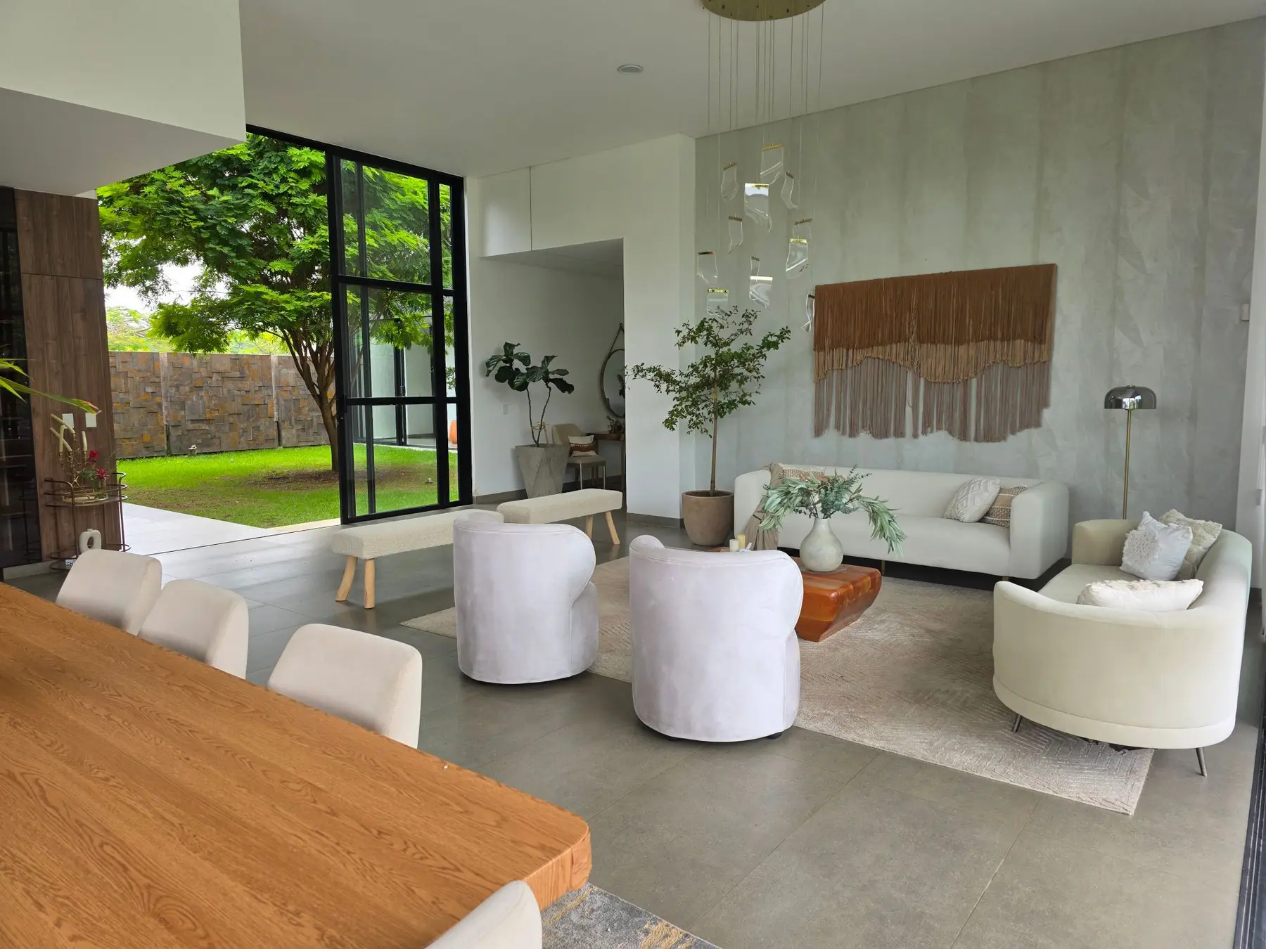 Sala con sofás blancos y lámpara colgante